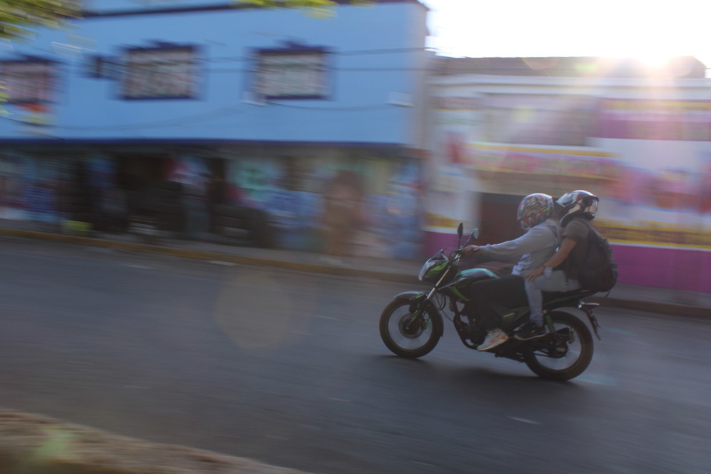 Dos personas en una motocicleta a gran velocidad