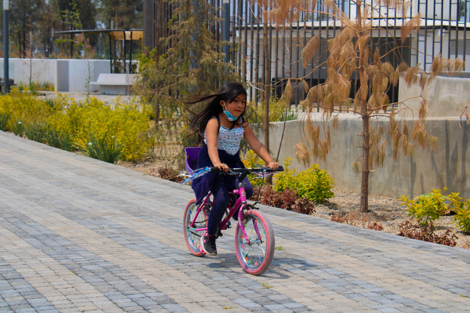 Niña andando en bicicleta