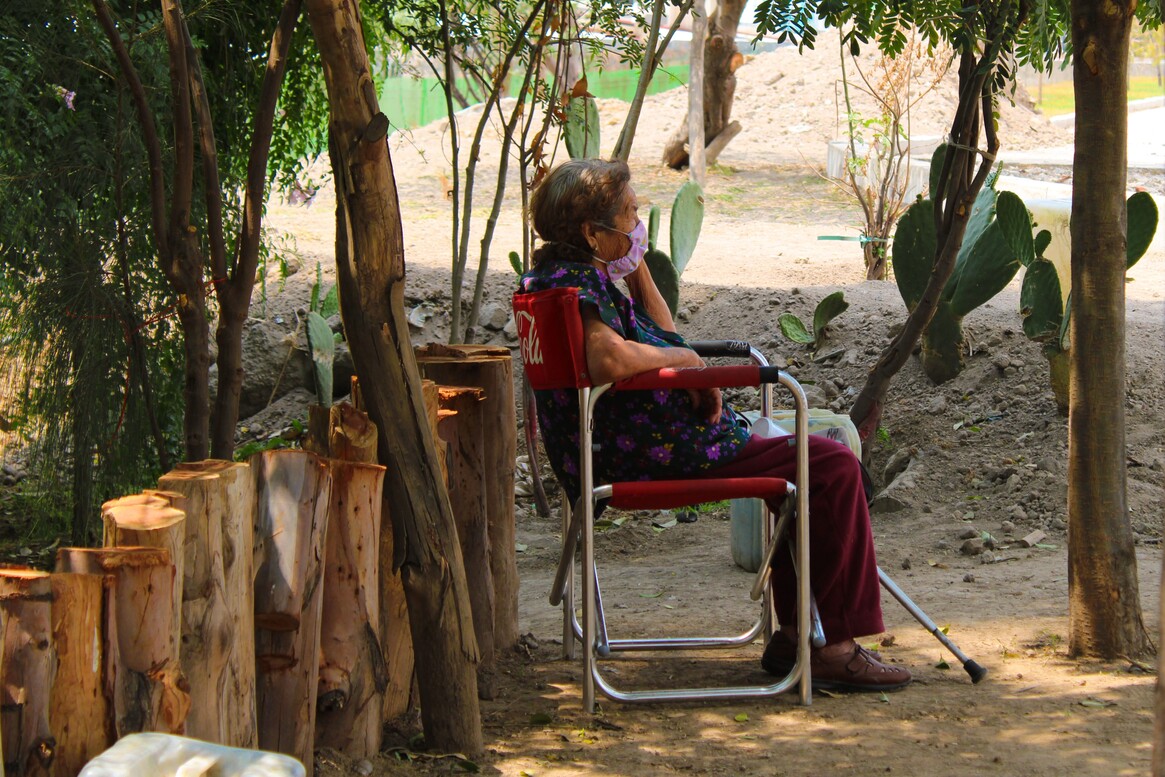 Mujer anciana sentada al aire libre